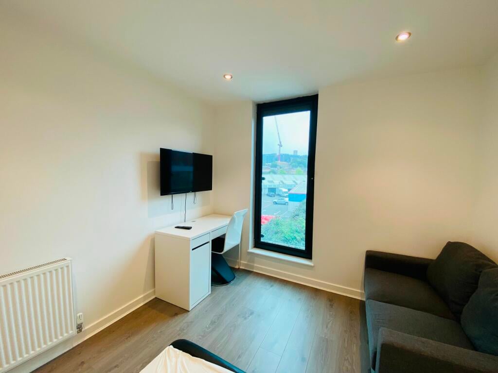 flat to let kelham